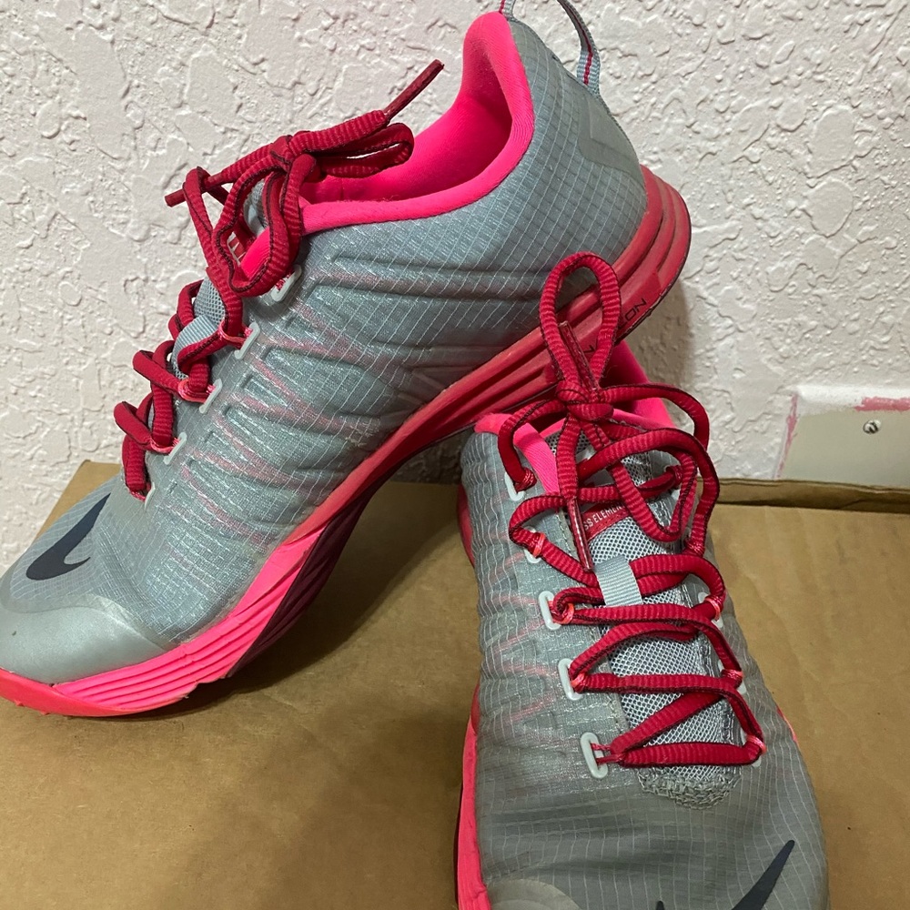 Tennis shoes